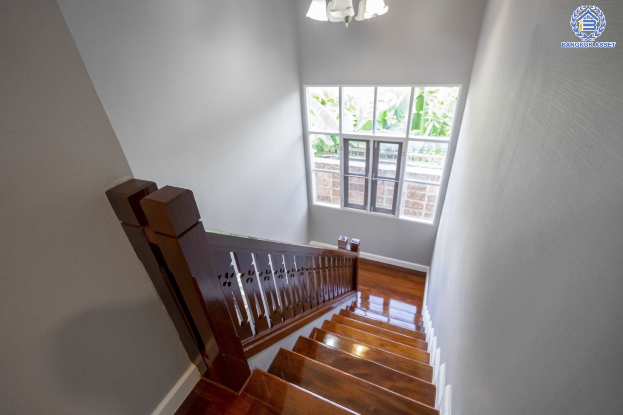 คฤหาสน์มือสองตกแต่งใหม่ ม.ลัดดารมย์ เพชรเกษม69  ตกแต่งหรูหราดีไซน์สุด Classic เนื้อที่ 103.2 ตร.ว. ฟังก์ชันจัดเต็ม 4 ห้องนอน 4 ห้องน้ำ จอดรถได้ถึง 4 คัน พร้อมพื้นที่สนามหญ้าด้านข้างกว้างกว่า 200 ตร.ม. บนทำเลศักยภาพ เชื่อมต่อหลายเส้นทาง ใกล้เดอะมอลล์บางแค จุดขึ้นทางด่วน "เพชรเกษม" และรถไฟฟ้าสายสีน้ำเงิน "สถานีหลักสอง"...